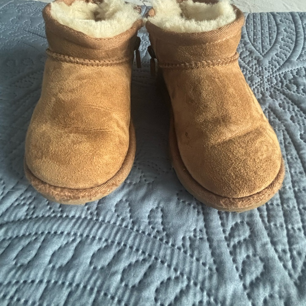 UGG unisex classic ultra mini boot- size 12 youth little kids